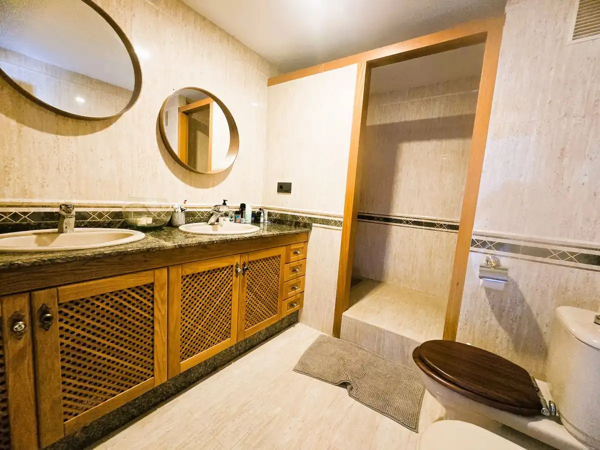 Badezimmer von Einfamilien-Reihenhaus zum Verkauf in Mijas mit Klimaanlage, Heizung und Privatgarten
