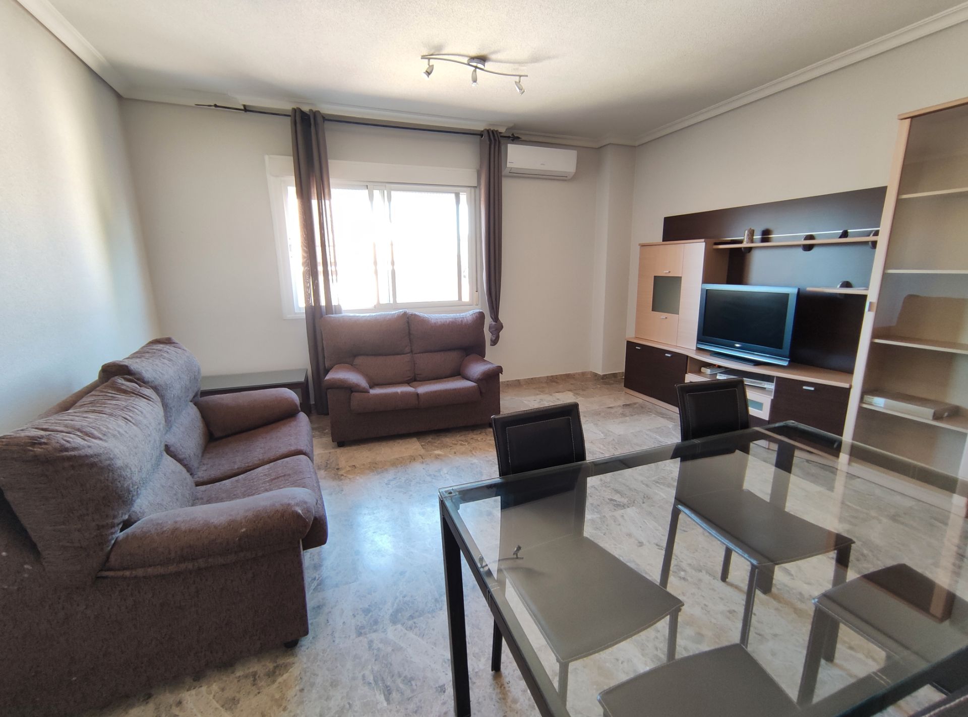 Sala de estar de Piso de alquiler en Ciudad Real Capital con Aire acondicionado, Calefacción y Amueblado