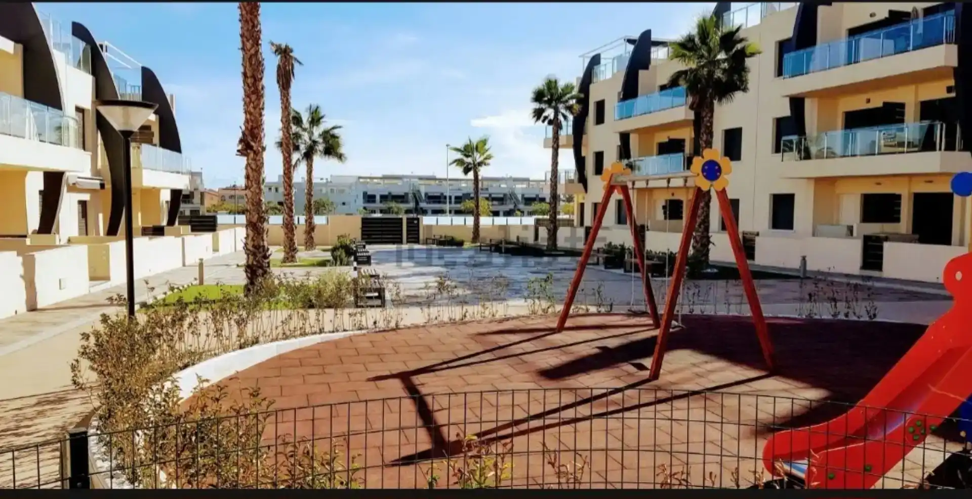 Vista exterior de Pis de lloguer en Pilar de la Horadada amb Aire condicionat, Jardí privat i Piscina