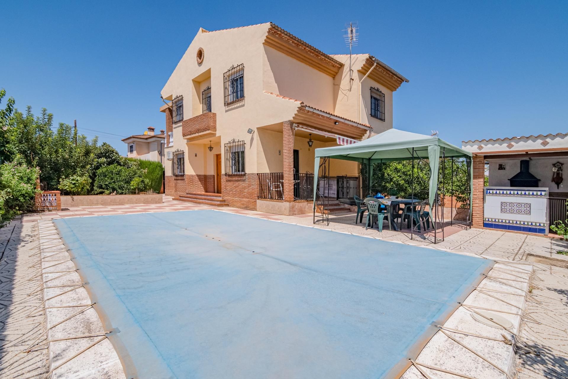 Vista exterior de Casa adosada en venta en Cúllar Vega con Aire acondicionado, Calefacción y Jardín privado