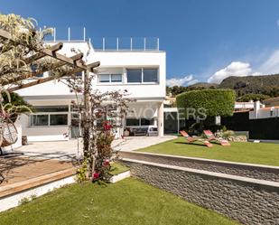 Vista exterior de Casa o xalet de lloguer en Sitges amb Aire condicionat, Calefacció i Jardí privat