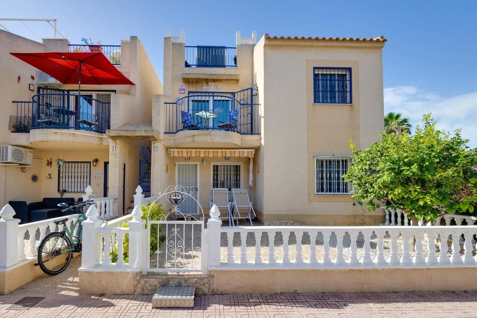 Vista exterior de Casa o xalet en venda en Torrevieja amb Aire condicionat, Piscina i Moblat