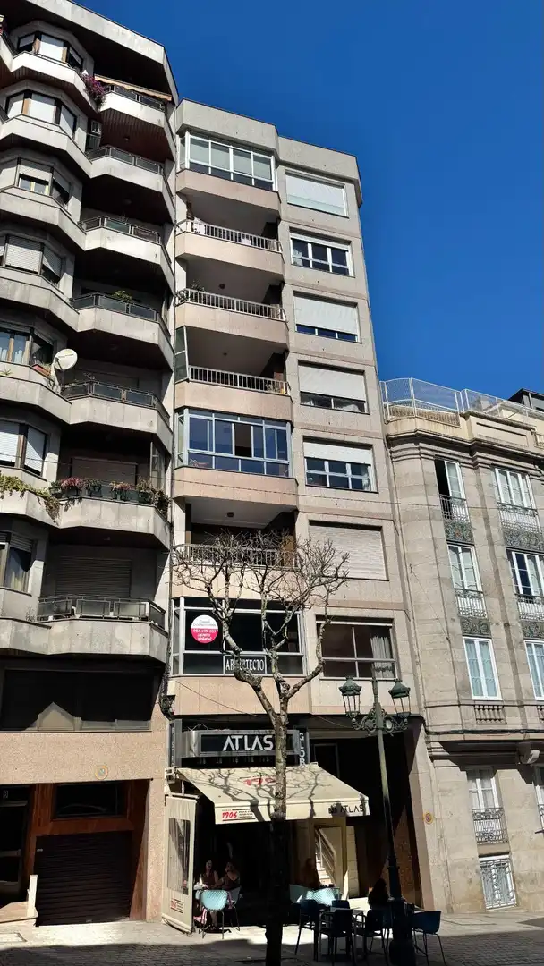 Vista exterior de Piso en venta en Vigo  con Calefacción, Parquet y Terraza