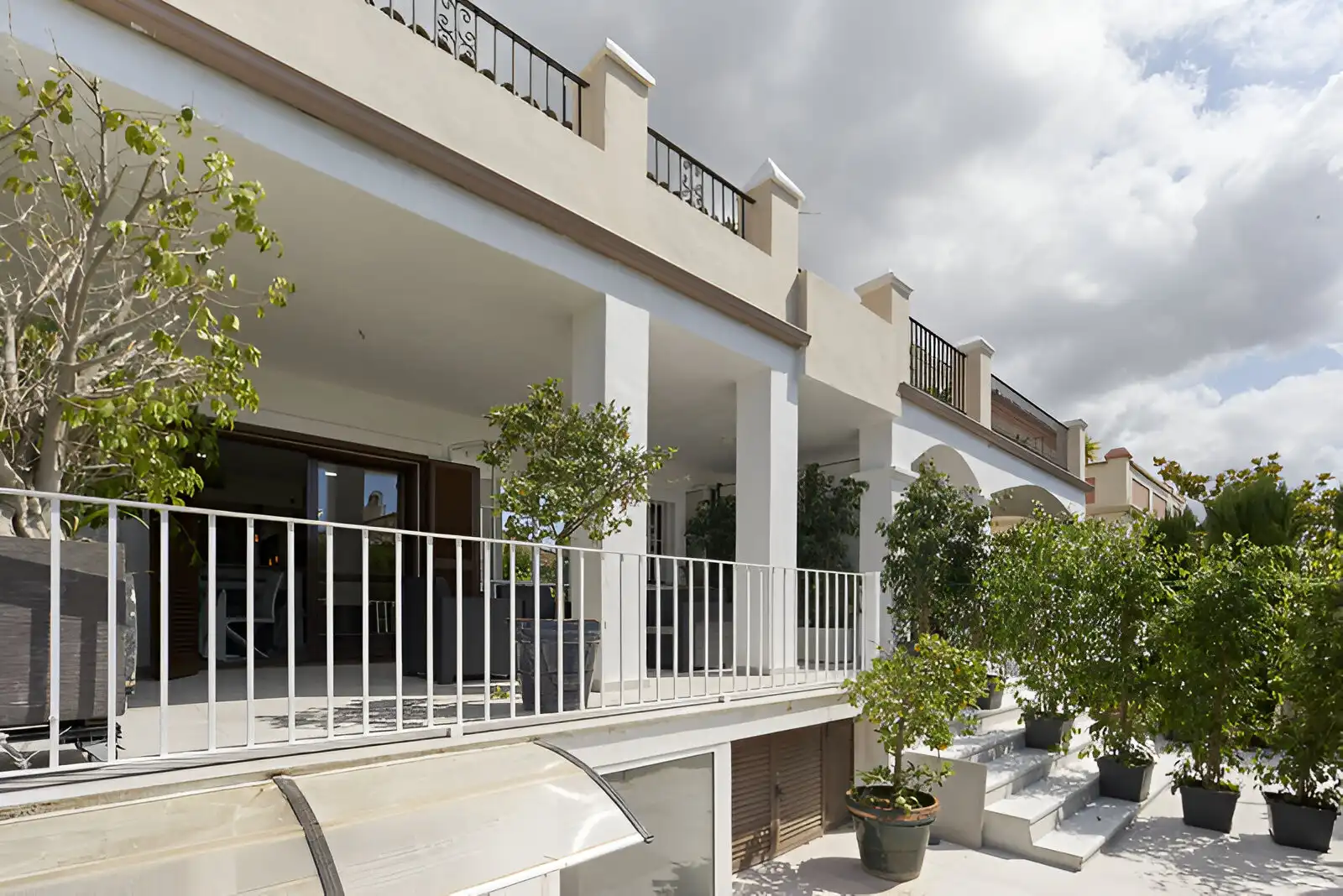 Vista exterior de Casa adosada en venda en Marbella amb Aire condicionat, Calefacció i Jardí privat