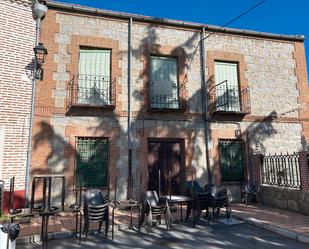 Vista exterior de Casa o xalet en venda en Sanchidrián amb Jardí privat, Terrassa i Traster