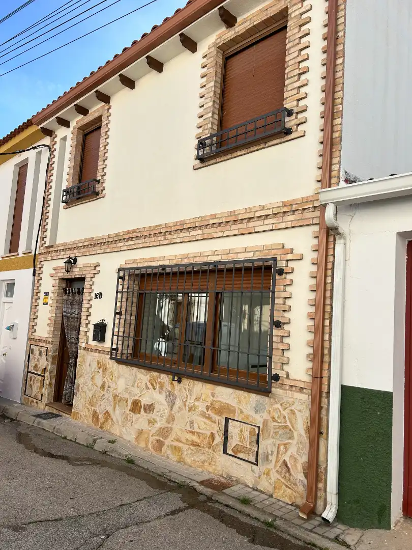 Außenansicht von Einfamilien-Reihenhaus zum Verkauf in Corpa mit Klimaanlage, Heizung und Terrasse