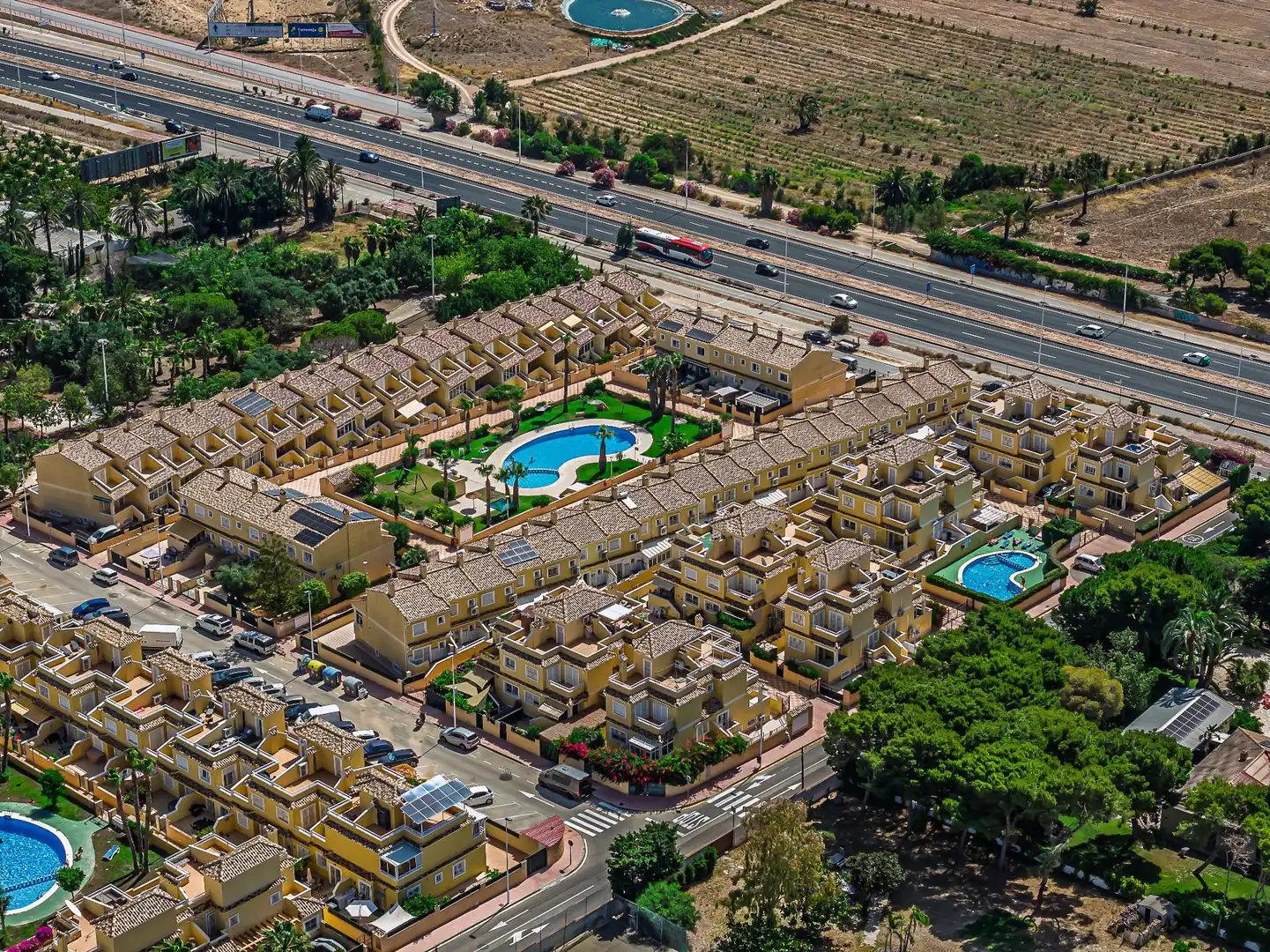 Vista exterior de Casa adosada en venda en Torrevieja amb Piscina comunitària