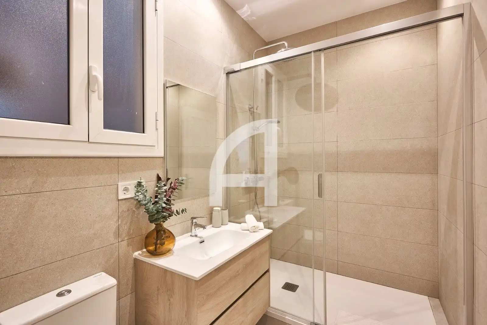 Badezimmer von Wohnung zur Miete in Barcelona mit Klimaanlage, Heizung und Parkett