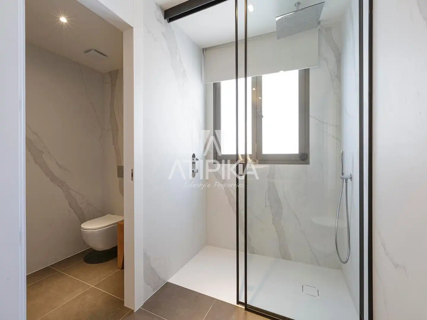 Badezimmer von Dachboden zum Verkauf in Barcelona mit Klimaanlage, Heizung und Terrasse