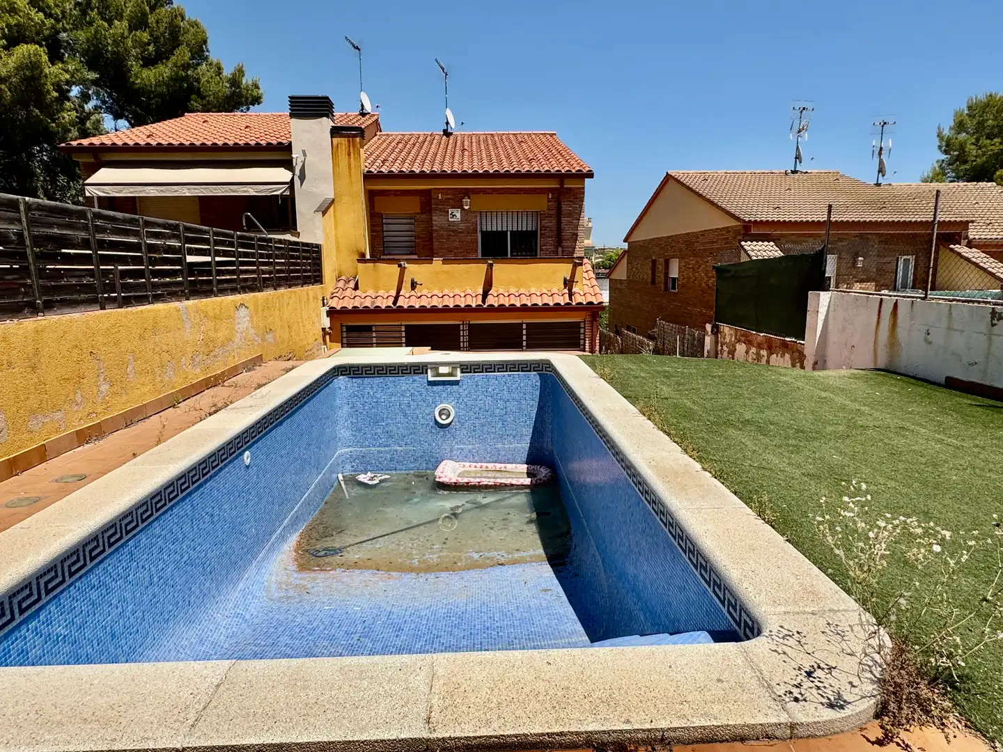 Schwimmbecken von Einfamilien-Reihenhaus zum Verkauf in Calafell mit Heizung, Privatgarten und Terrasse