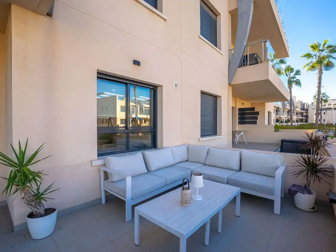 Terrasse von Wohnungen zur Miete in Pilar de la Horadada mit Klimaanlage, Schwimmbad und Möbliert