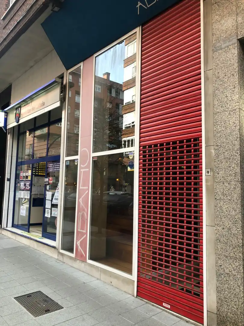 Vista exterior de Local de alquiler en Gijón 