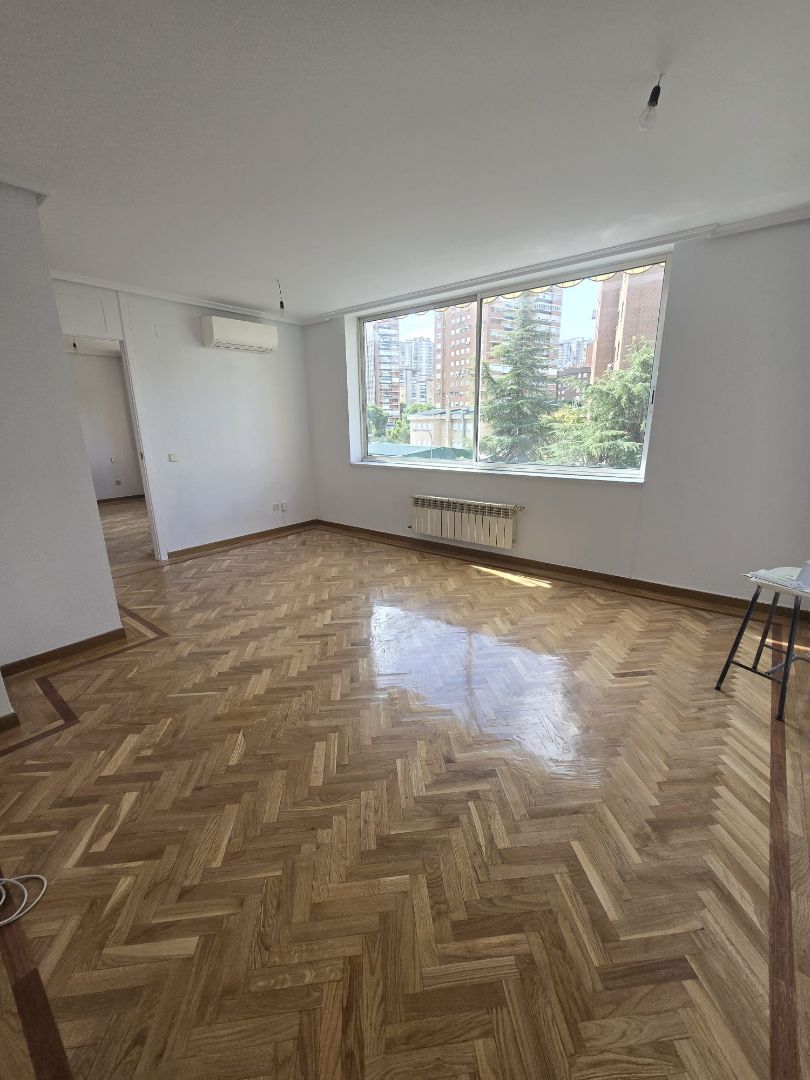 Dormitori de Apartament de lloguer en  Madrid Capital amb Aire condicionat, Calefacció i Piscina comunitària