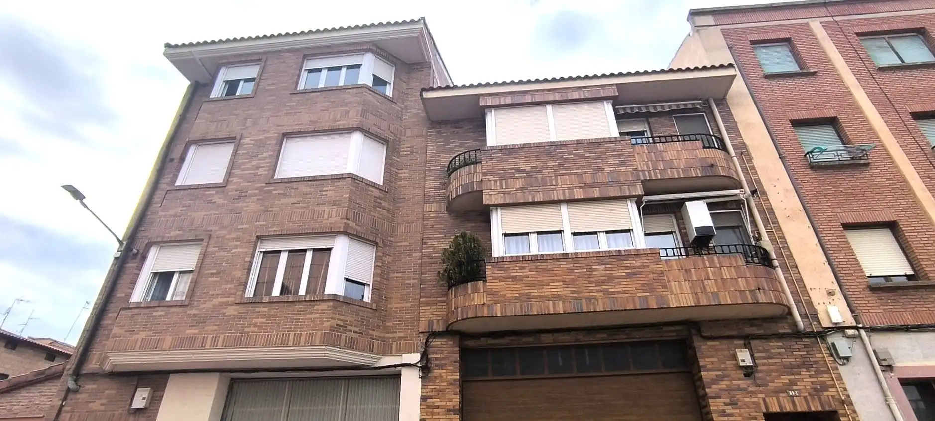 Vista exterior de Piso en venta en Entrena con Calefacción, Terraza y Trastero