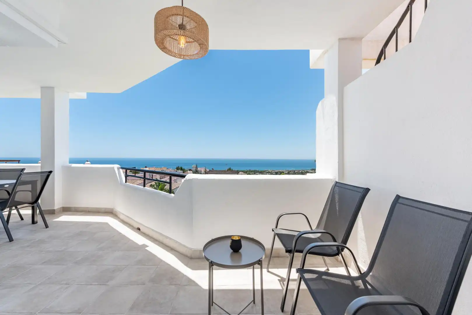 Terrasse von Wohnungen zum Verkauf in Mijas mit Klimaanlage, Privatgarten und Möbliert