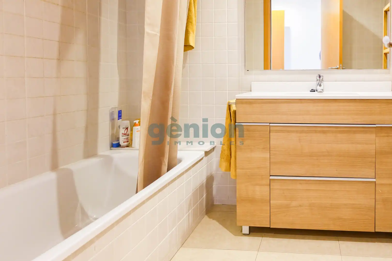 Bathroom of Flat for sale in Salt  with Air Conditioner, Heating and Terrace