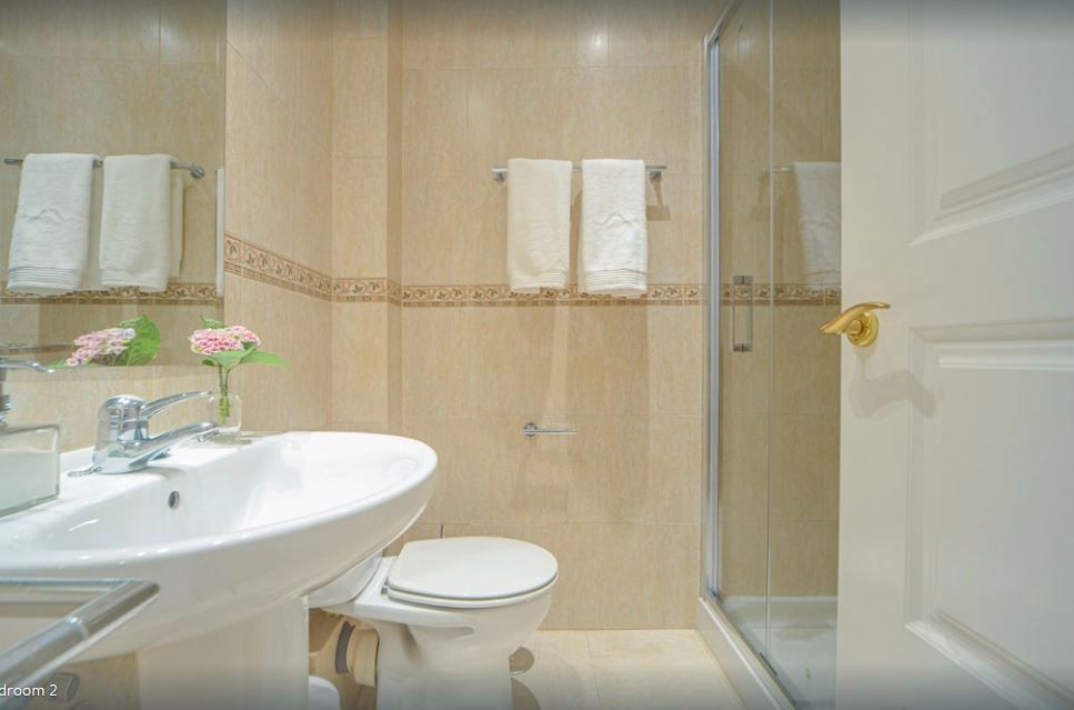 Bany de Pis de lloguer en  Valencia Capital amb Moblat, TV i Es permeten mascotes