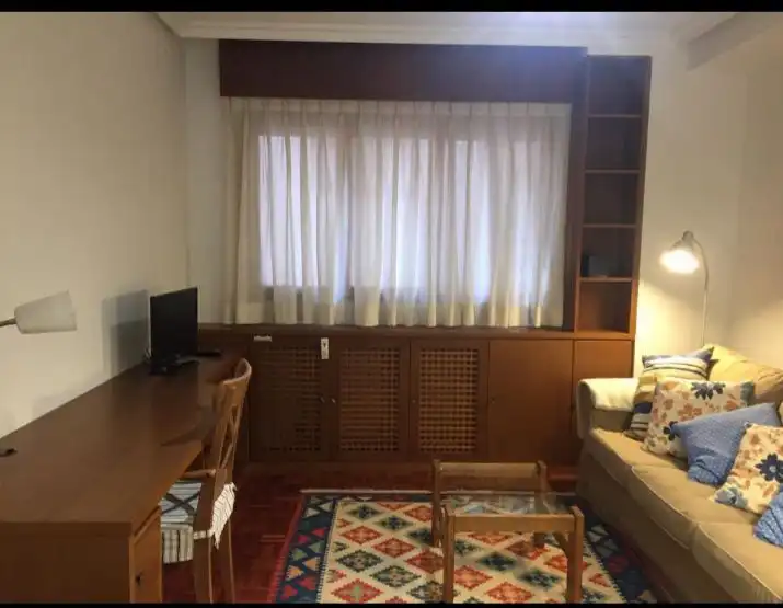 Sala d'estar de Apartament de lloguer en Gijón  amb Calefacció, Parquet i Moblat