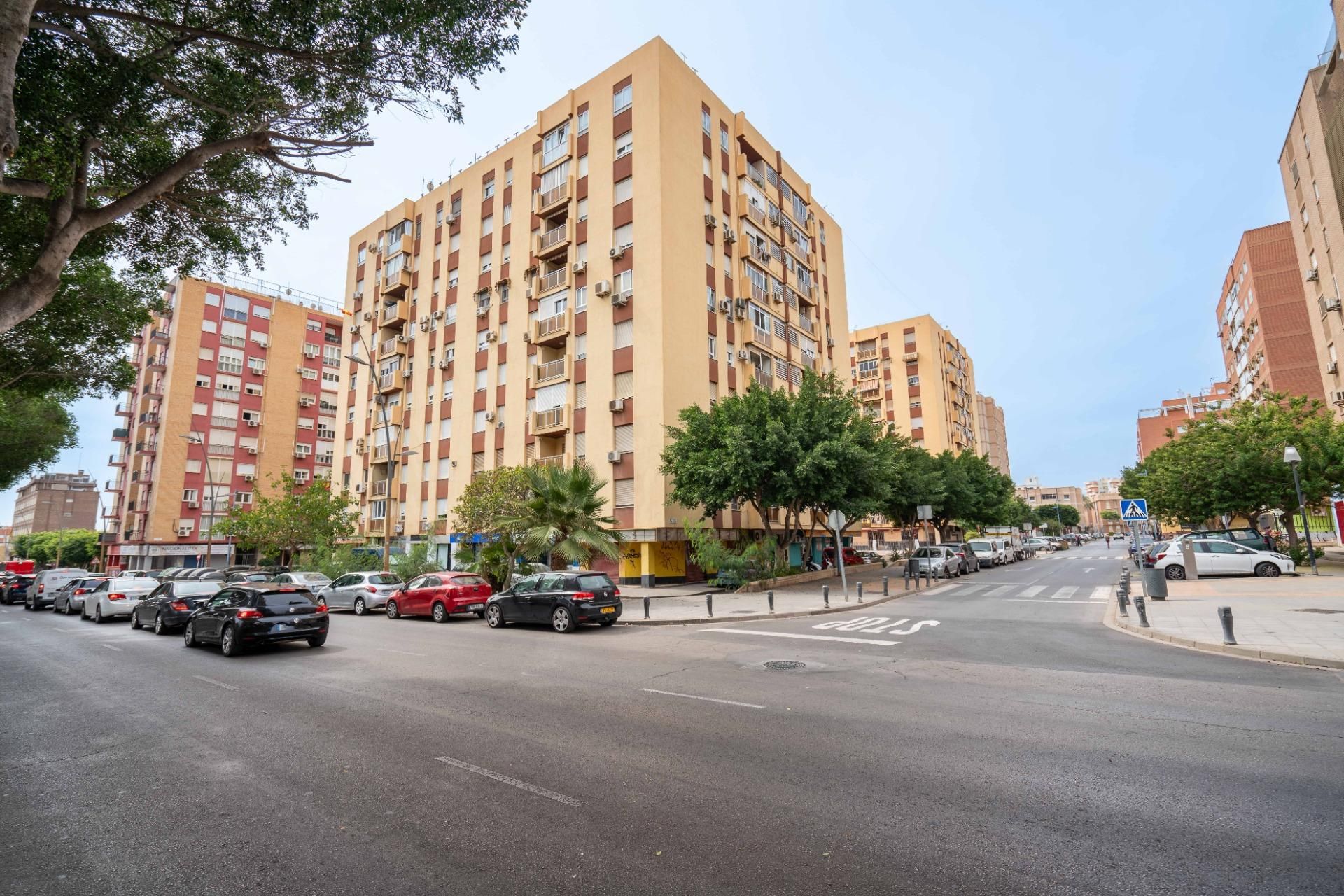 Vista exterior de Piso de alquiler en  Almería Capital con Terraza