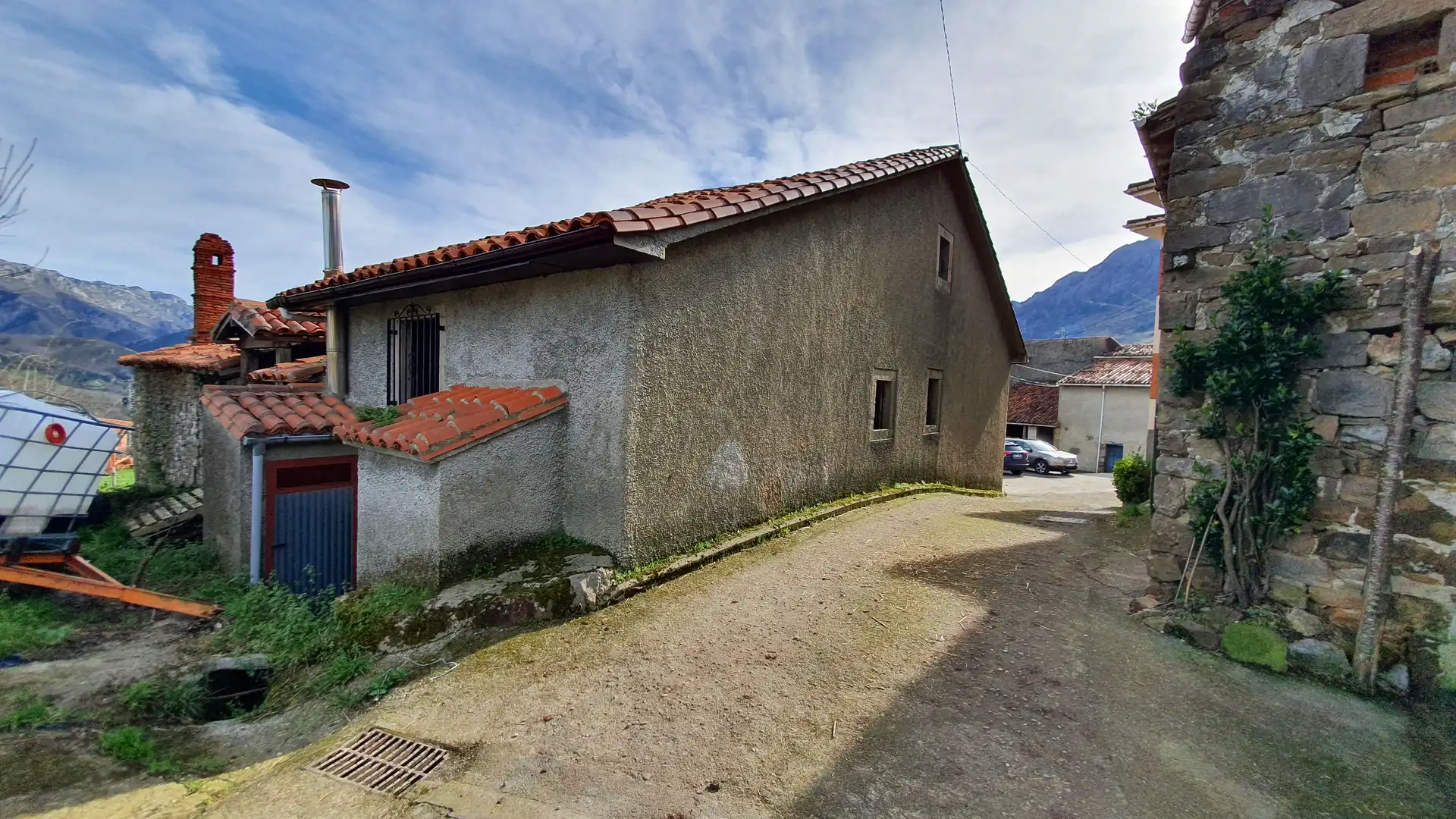 Vista exterior de Casa adosada en venda en Cabrales amb Calefacció, Terrassa i Balcó