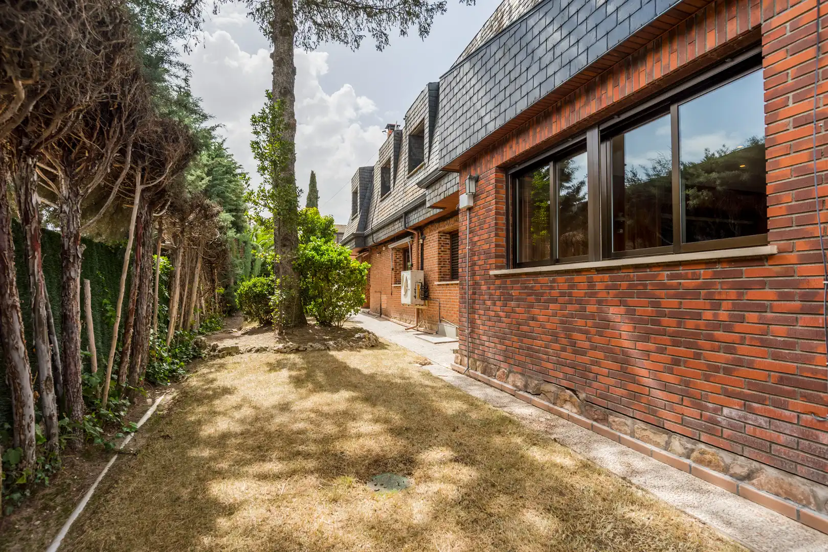 Exterior view of Houses for sale in Pozuelo de Alarcón  with Air Conditioner, Heating and Private garden