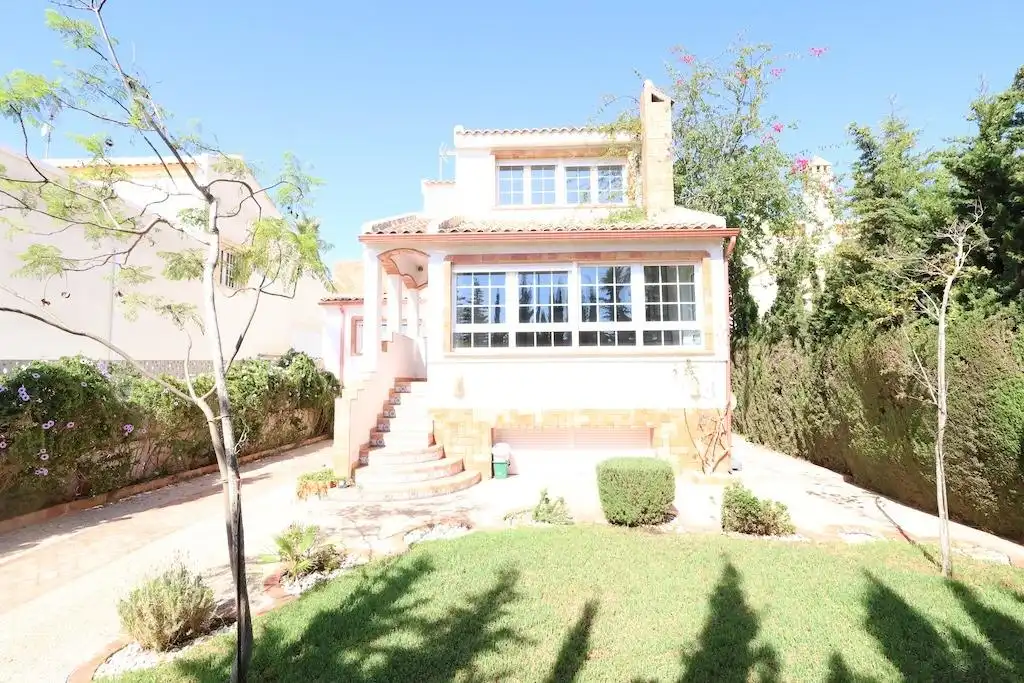Vista exterior de Casa o xalet en venda en Orihuela amb Aire condicionat, Jardí privat i Terrassa
