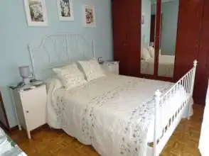Schlafzimmer von Wohnung zur Miete in Gijón  mit Heizung, Parkett und Möbliert