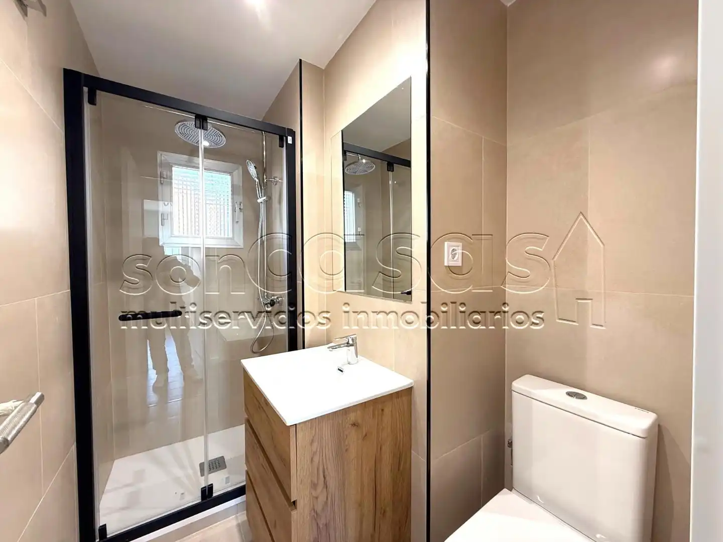 Bathroom of Flat for sale in Madrid  with Air Conditioner and Heating
