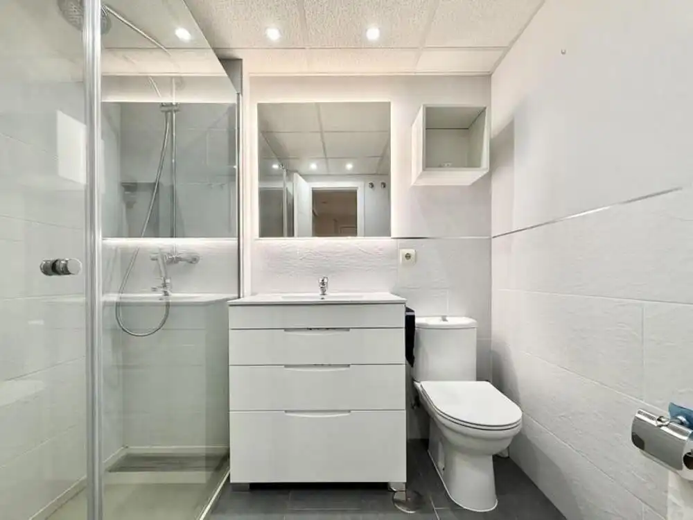 Badezimmer von Erdgeschoss zur Miete in Estepona mit Klimaanlage, Terrasse und Schwimmbad