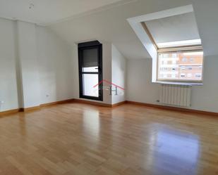 Sala d'estar de Apartament en venda en León Capital  amb Calefacció, Parquet i Terrassa