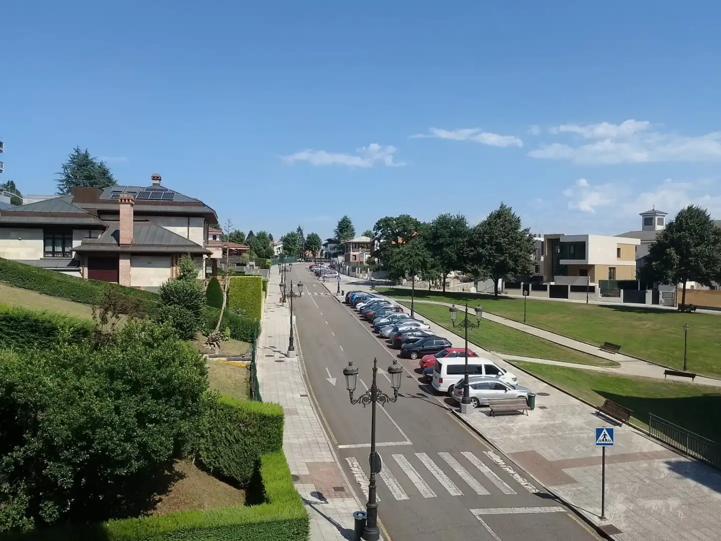 Vista exterior de Pis de lloguer en Oviedo  amb Calefacció, Jardí privat i Parquet