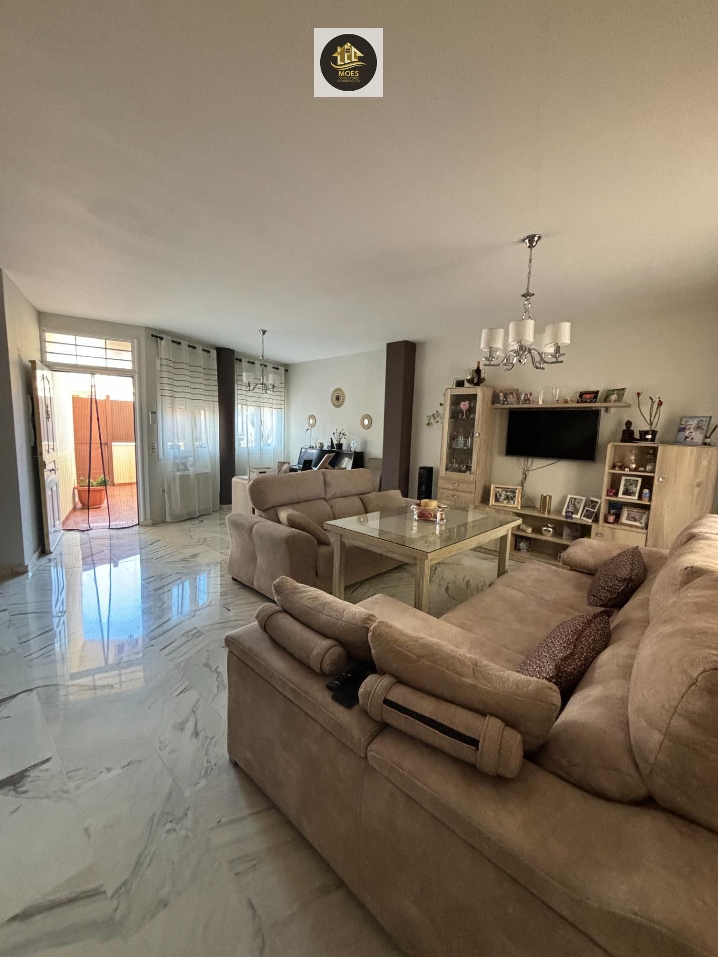 Sala d'estar de Casa adosada en venda en Fuerte del Rey amb Aire condicionat i Calefacció