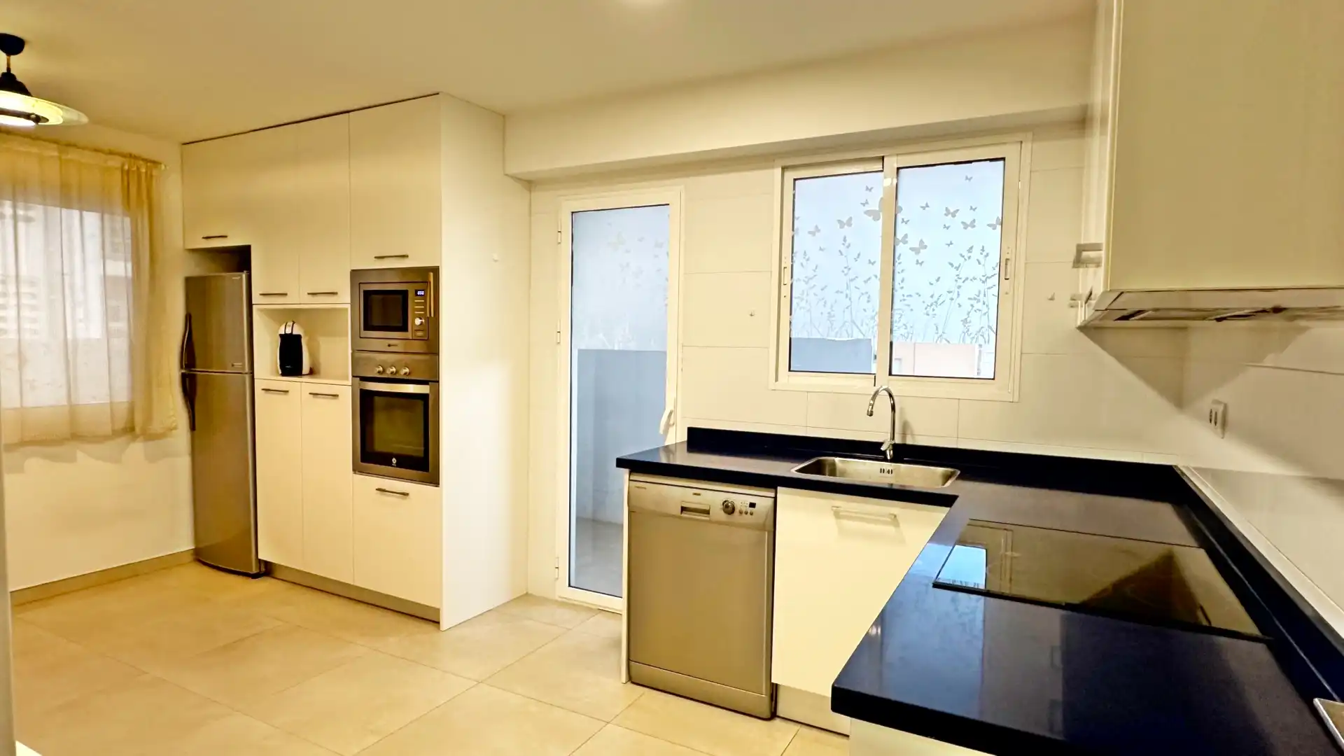 Cuina de Apartament de lloguer en Gandia amb Aire condicionat, Calefacció i Moblat