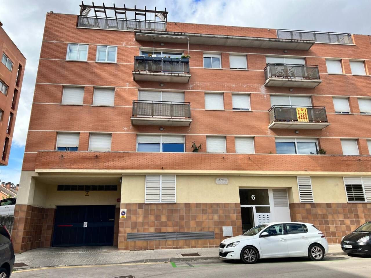 Exterior view of Garage for sale in Figueres