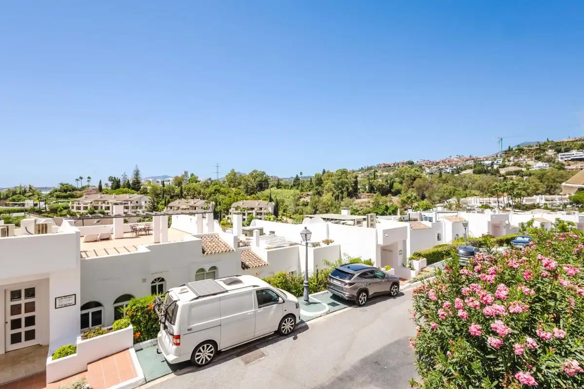 Vista exterior de Pis en venda en Benahavís amb Aire condicionat, Calefacció i Jardí privat