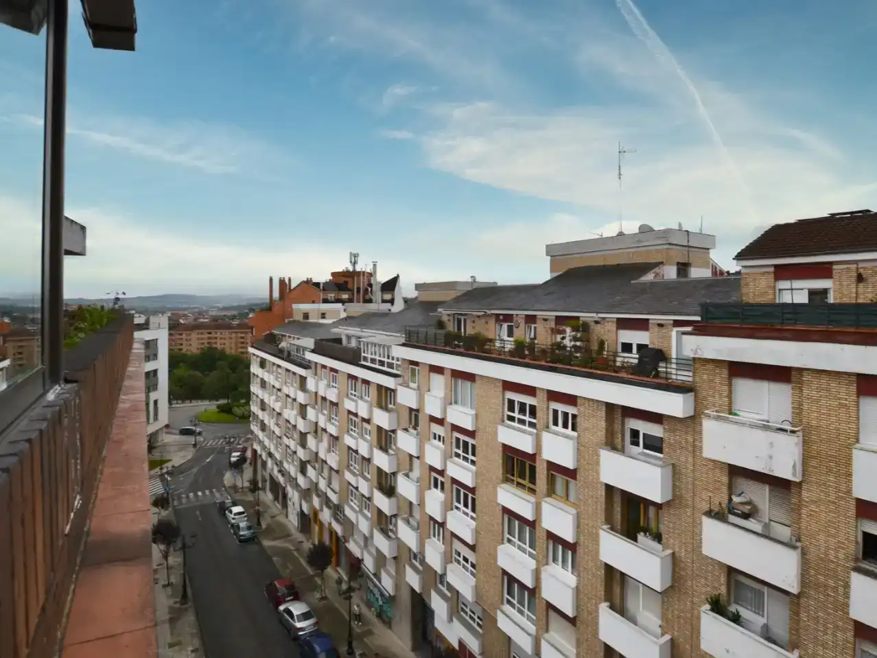 Vista exterior de Àtic en venda en Oviedo  amb Parquet, Traster i Moblat
