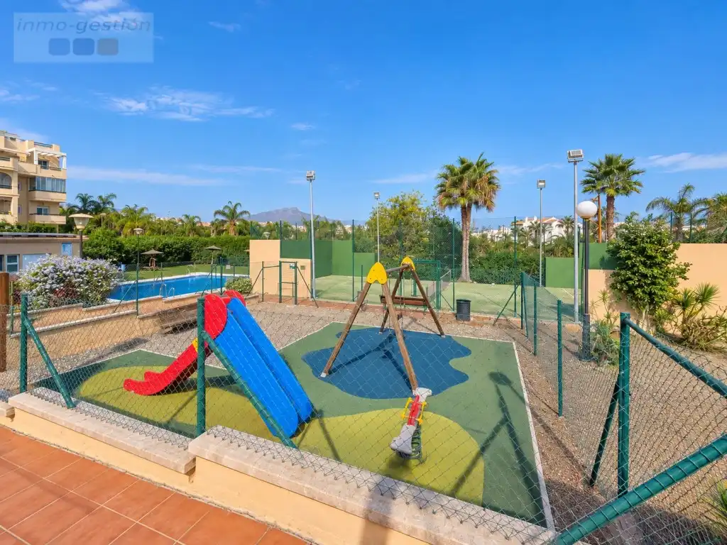 Swimming pool of Flat for sale in Selwo