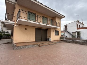 Casa amb balcó en venda a Serraparera
