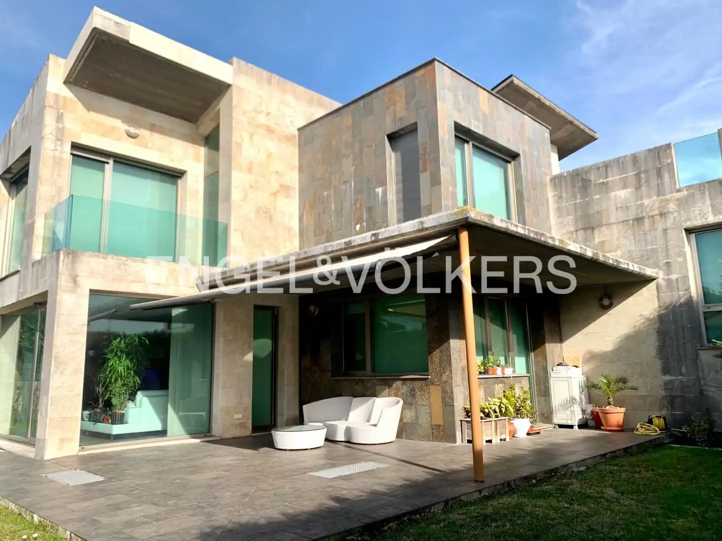 Vista exterior de Casa o xalet en venda en Santa Cruz de Bezana amb Calefacció, Jardí privat i Parquet
