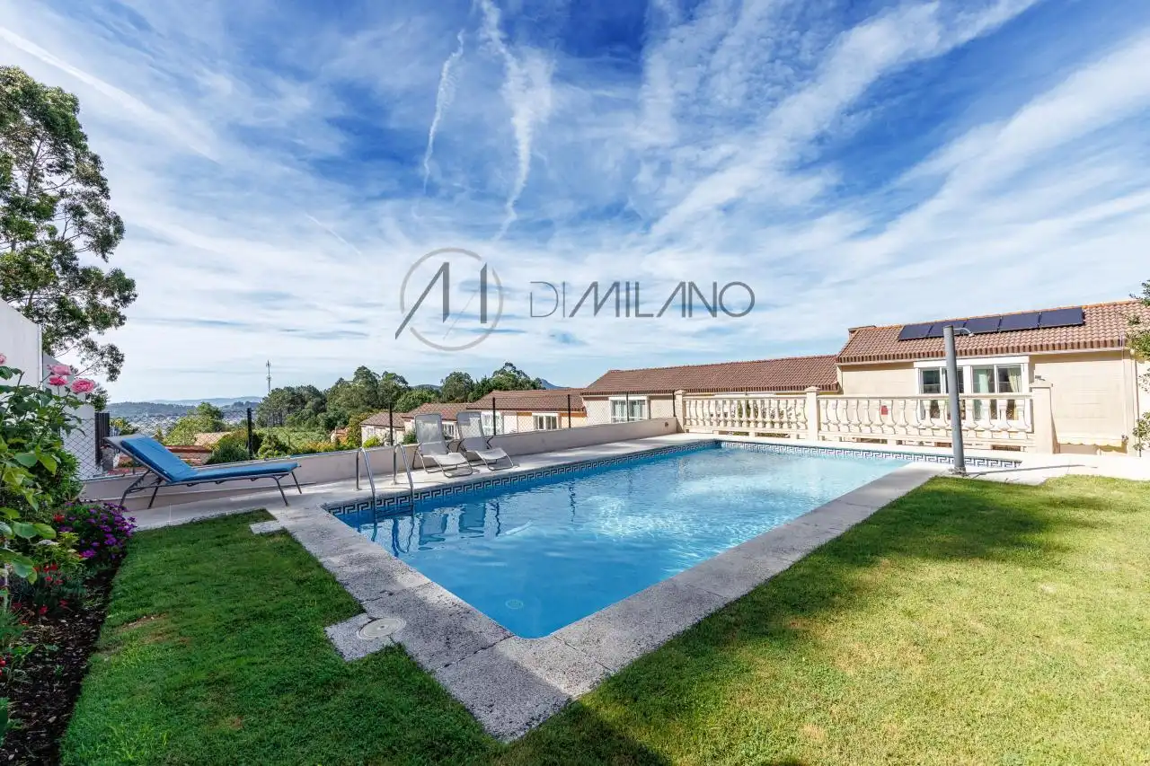 Piscina de Casa adosada en venta en Vigo  con Calefacción, Jardín privado y Parquet