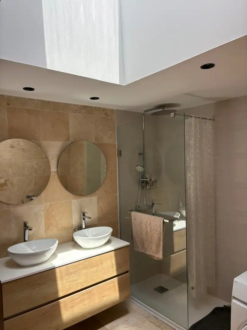 Bathroom of Flat for rent in Oviedo   with Air Conditioner, Heating and Parquet flooring