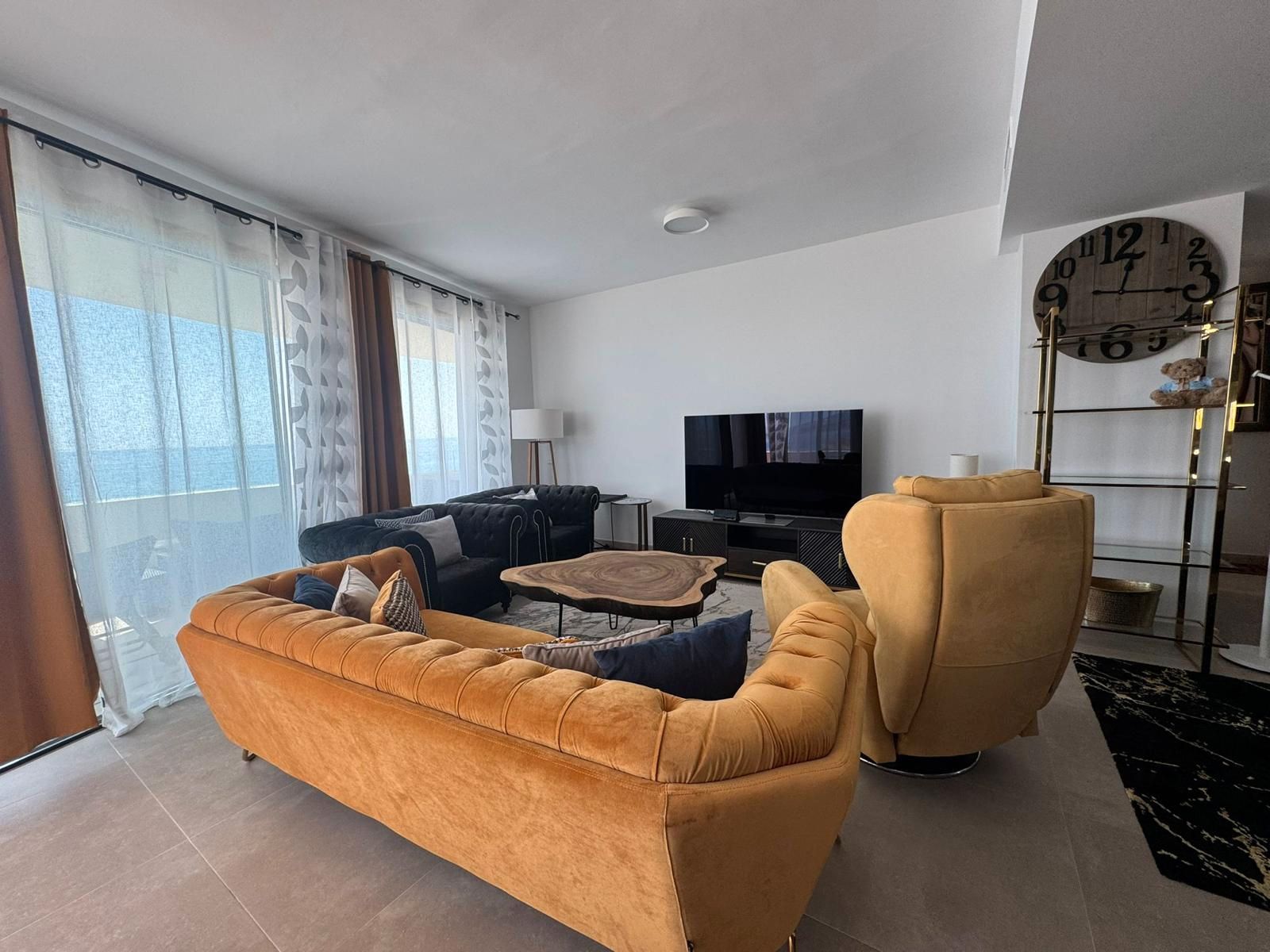 Sala d'estar de Casa adosada de lloguer en Estepona amb Aire condicionat, Terrassa i Moblat