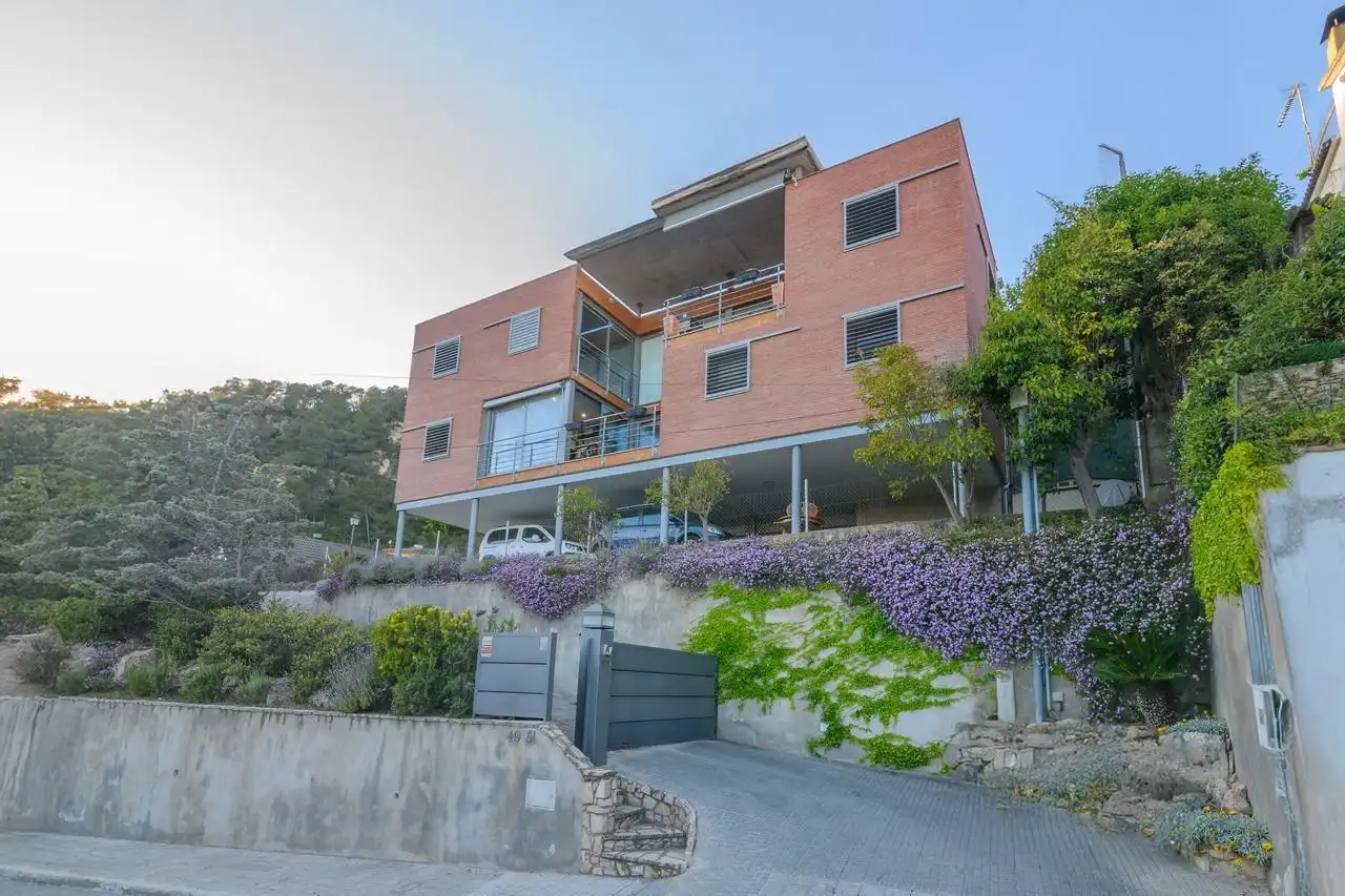Vista exterior de Casa o chalet en venta en Vallirana con Aire acondicionado y Balcón