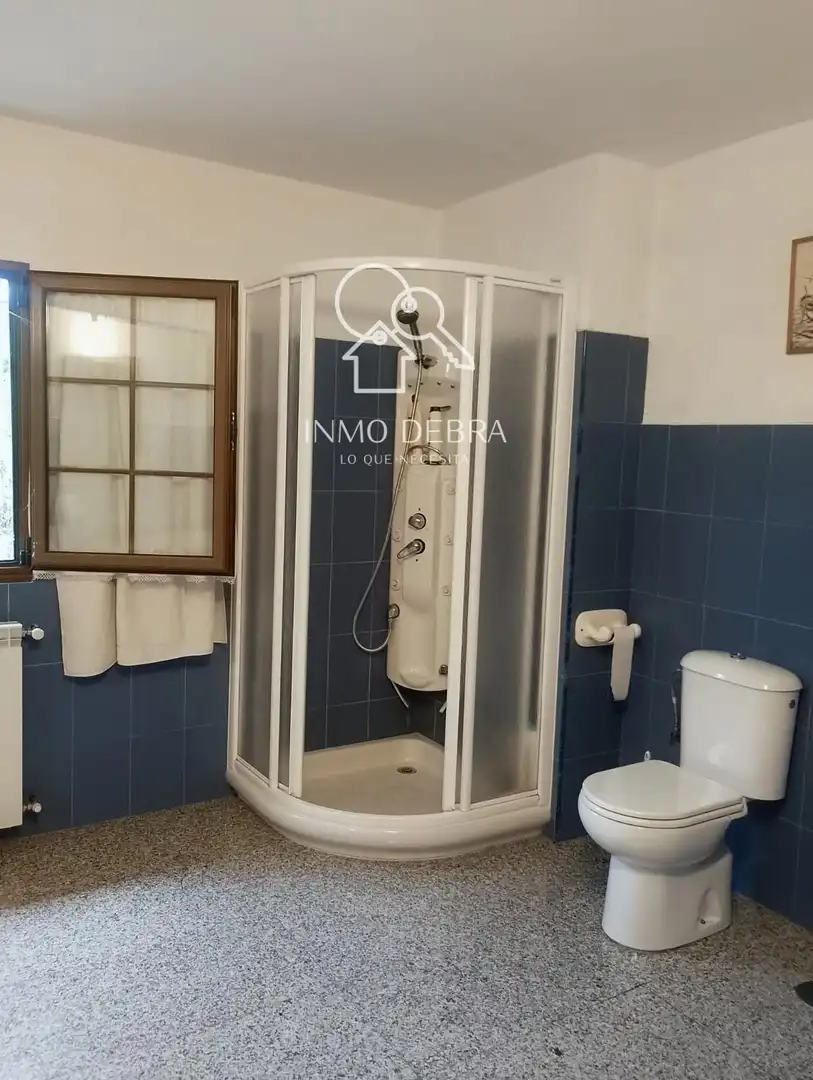 Badezimmer von Einfamilien-Reihenhaus zum Verkauf in Cudillero mit Heizung, Privatgarten und Terrasse
