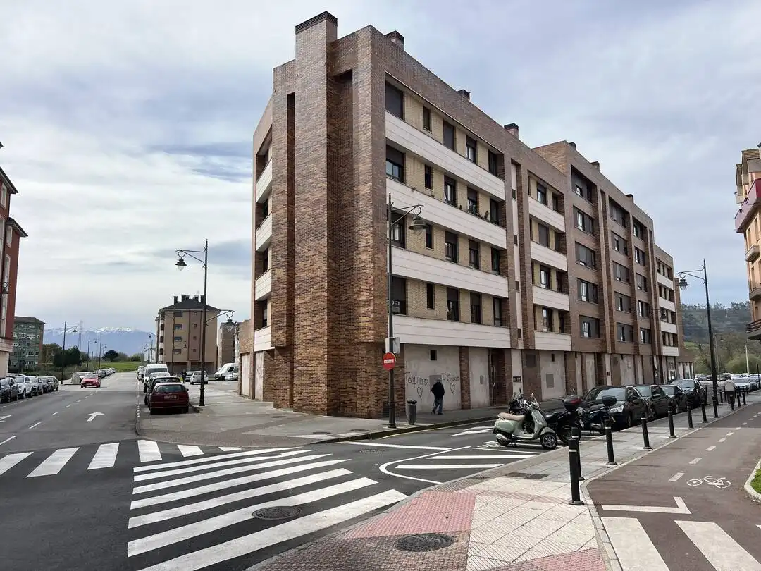 Vista exterior de Pis en venda en Siero amb Calefacció, Jardí privat i Parquet