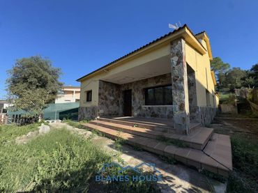 Casa amb jardí en venda a Calle Empordà