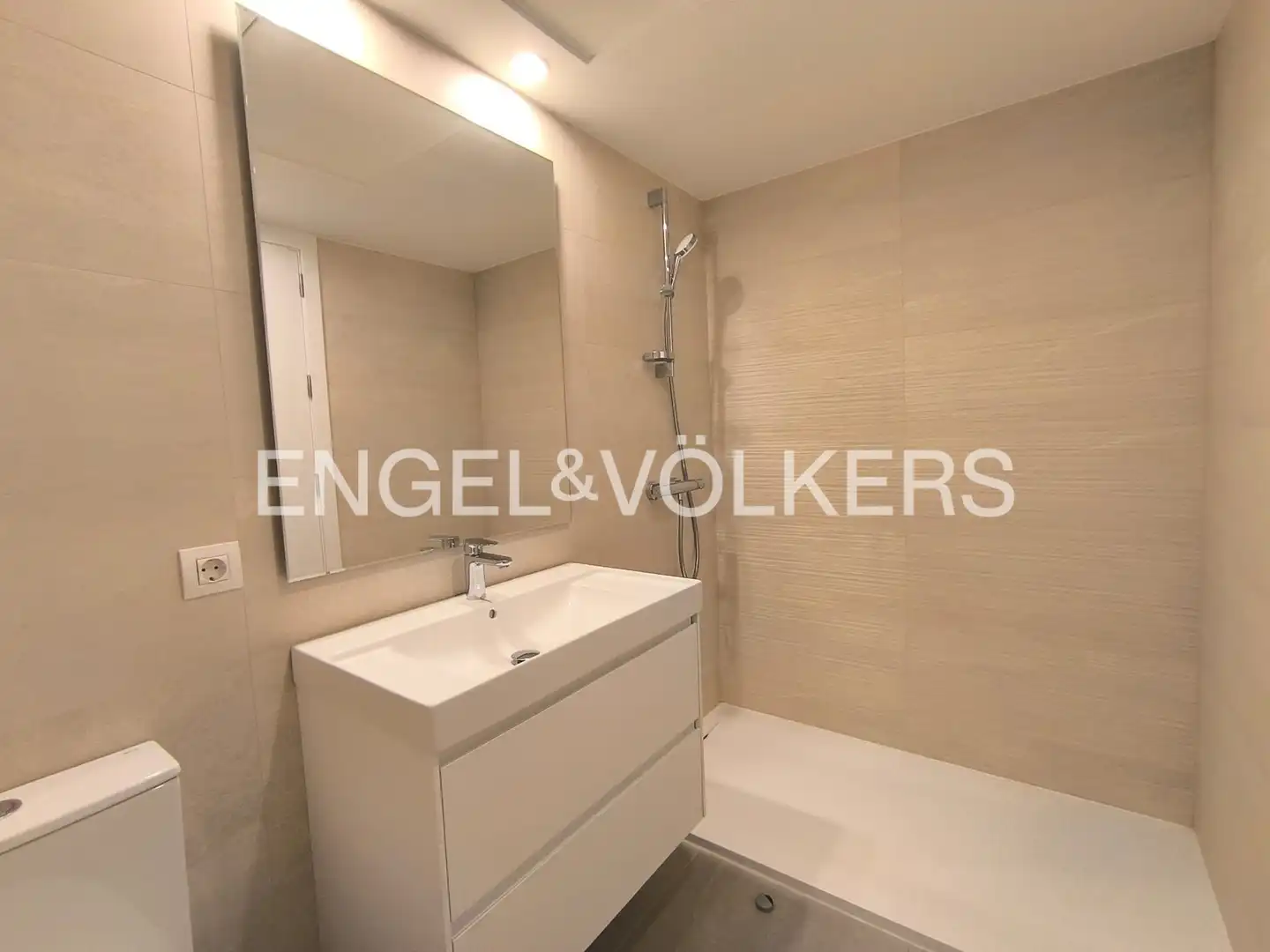 Bathroom of Flat for rent in Barcelona  with Air Conditioner, Heating and Terrace