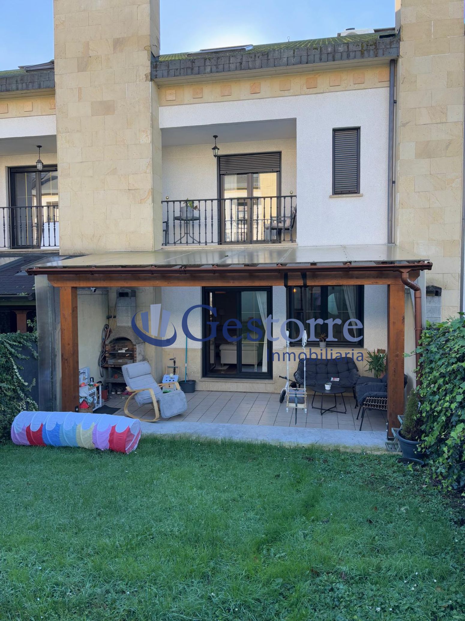 Terrassa de Casa adosada en venda en Siero amb Calefacció, Jardí privat i Terrassa