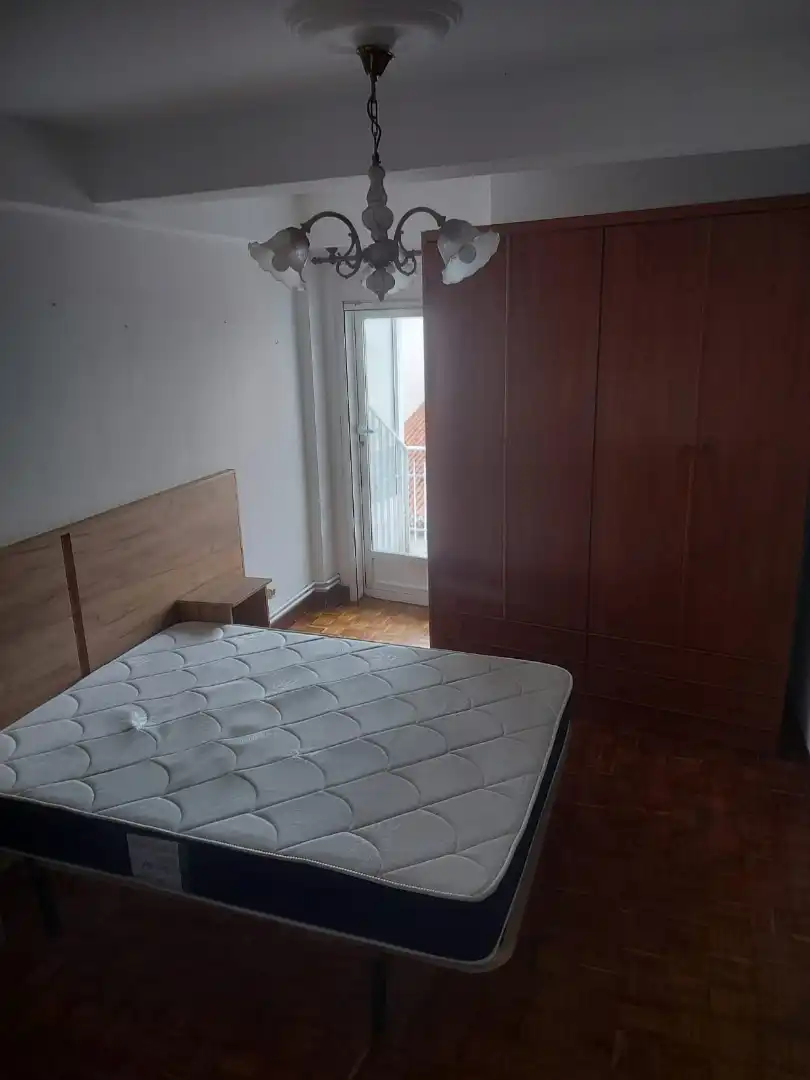 Dormitori de Pis de lloguer en Santiago de Compostela  amb Calefacció, Parquet i Forn