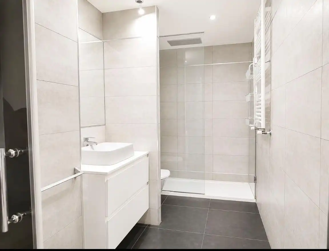 Baño de Piso de alquiler en Zaragoza con Aire acondicionado, Calefacción y Parquet